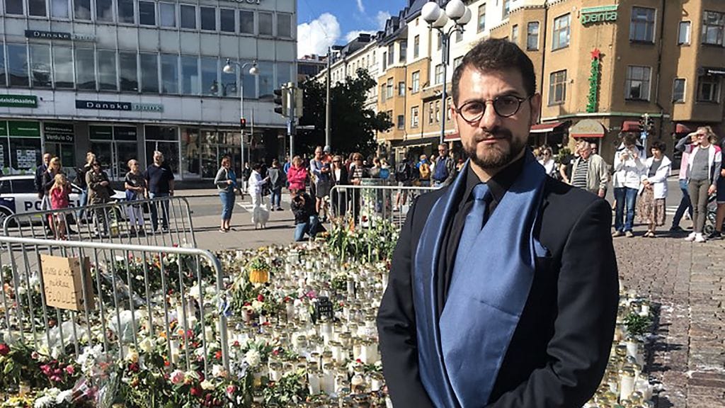 Hasan Alazawii yritti pysäyttää hyökkääjän perjantaina, mutta tulikin itse puukotetuksi. Alazawii osallistui hiljaiseen hetkeen sunnuntaiaamuna.