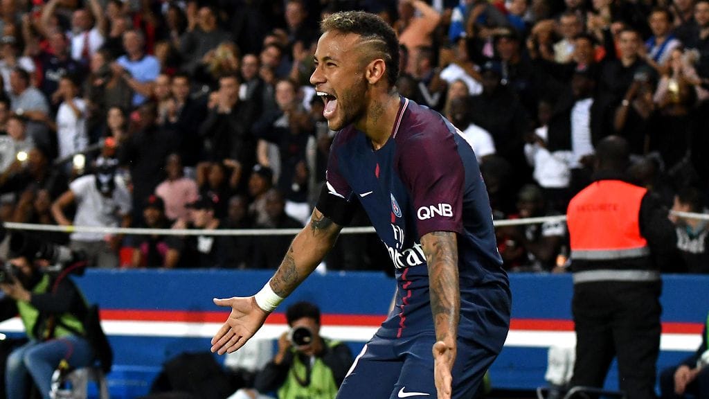Neymar otti ilon irti uuden kotiyleisönsä edessä.