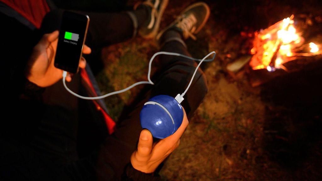 Pallon muotoinen laturi tuottaa sähköä käsin pyörittämällä.