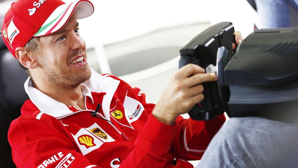 Ferrari-kuski Sebastian Vettel kokeili F1-videopeliä Silverstonessa heinäkuussa.