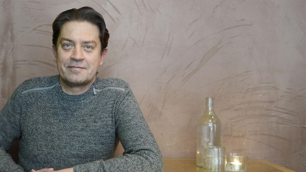 – Julkinen media nosti minut urani alkuvaiheessa jalustalle, mutta heti kun yksityiselämässä alkoi mennä huonosti, se alkoi kohdella minua huonosti, sanoo näyttelijä Oskari Katajisto uutuuskirjassa, jossa hän kertaa elämänvaiheitaan.