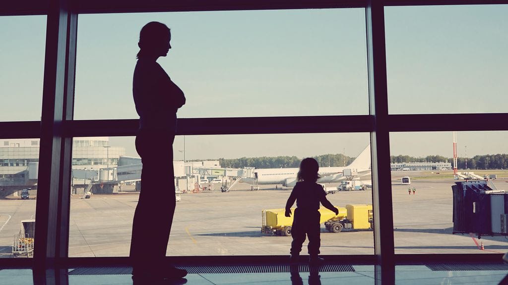 Äiti joutui viettämään viiden lapsensa kanssa useita tunteja lentokentällä ilman lastenrattaita. Kuvituskuva.