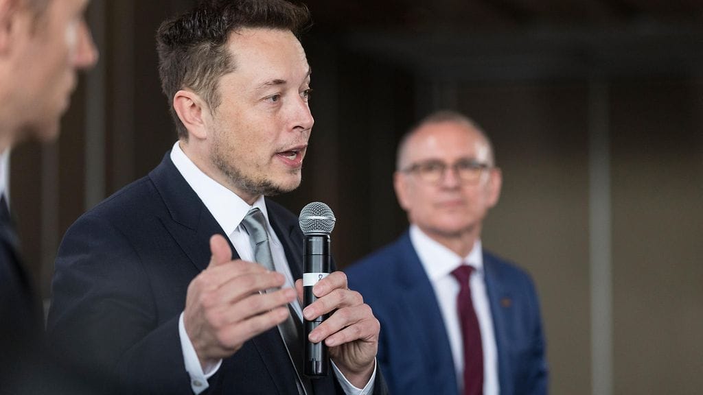 Teslan toimitusjohtaja Elon Musk aiheuttaa varmasti harmaita hiuksia insinööreilleen lupailemalla somessa uusia ominaisuuksia.