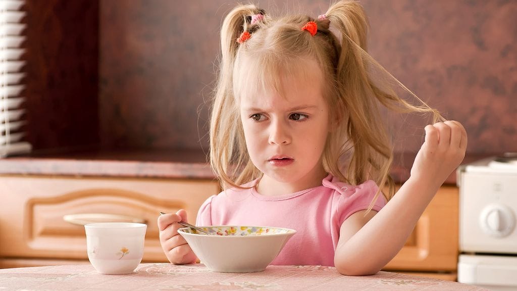 Harva lapsi tykkää kaalilaatikosta. Kuvituskuva.