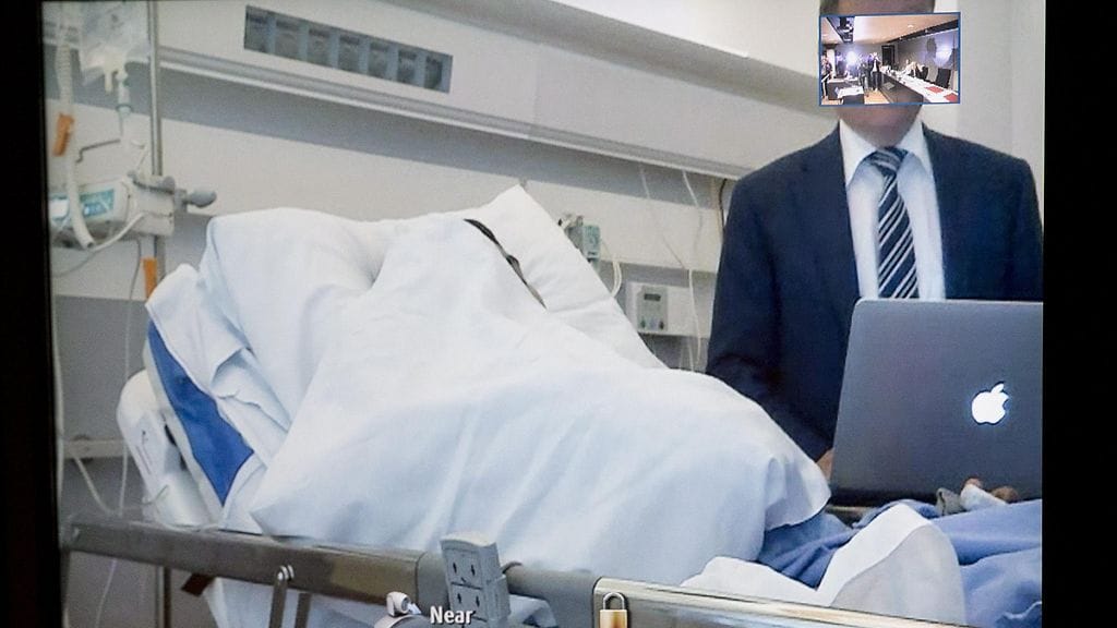 Abderrahman Mechkah petti päänsä lakanalla oikeudenkäynnin aikana Turussa.