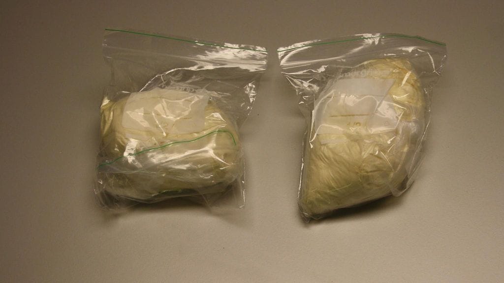 Nämä satojen grammojen amfetamiinipussit löydettiin maastokätköstä. Kuva on arkistokuva eikä liity uutisen tapaukseen.