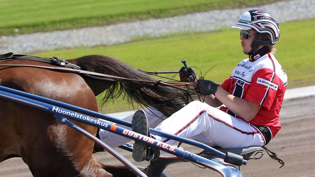Ohjastajana, kengittäjänä ja hevosenhoitajana meritoitunut Antti-Joonas Heikkinen haluaa ravivalmentajaksi.
