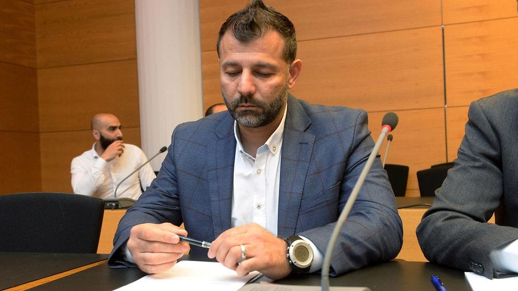 "Lelusalakuljettaja" Rami Adham oikeudessa kuvattuna.