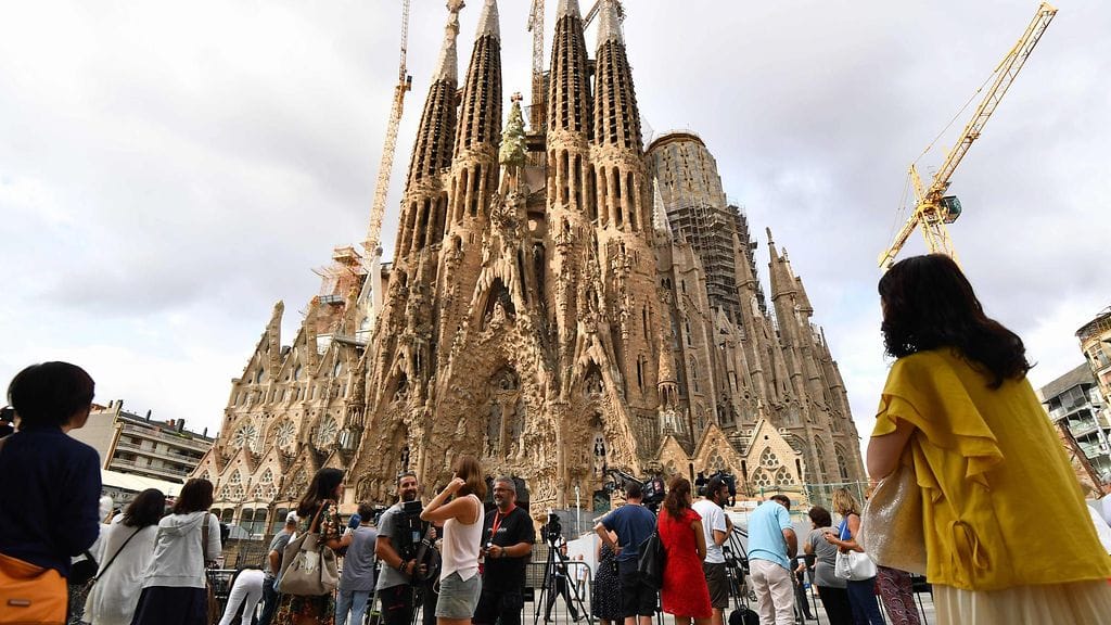 Unescon maailmanperintökohteisiin kuuluva Sagrada Familia on Espanjan Barcelonan tärkein turistinähtävyys.