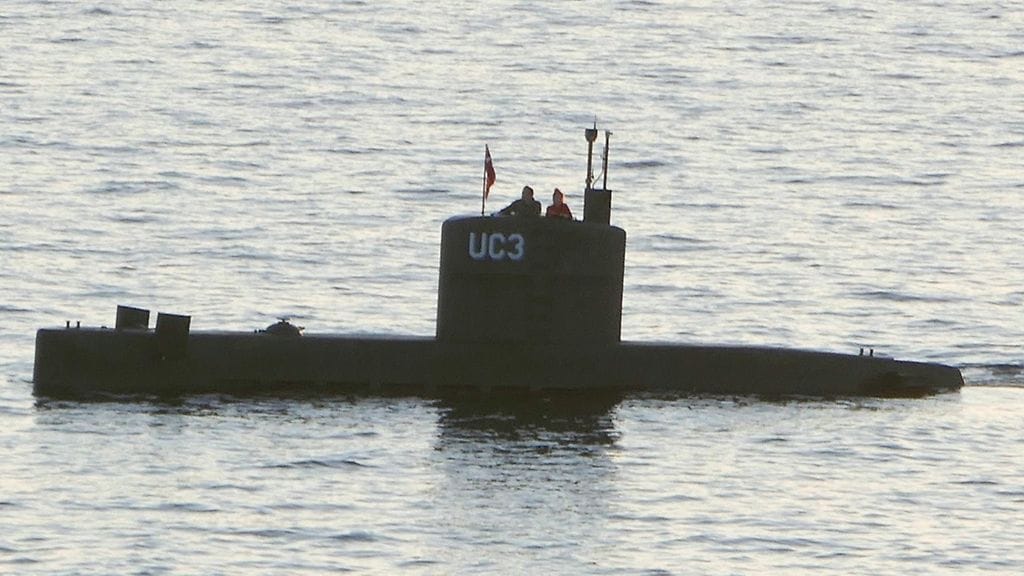 Toimittaja Kim Wall ja keksijä Peter Madsen kuvattuna sukellusveneessä elokuun 10. päivänä.