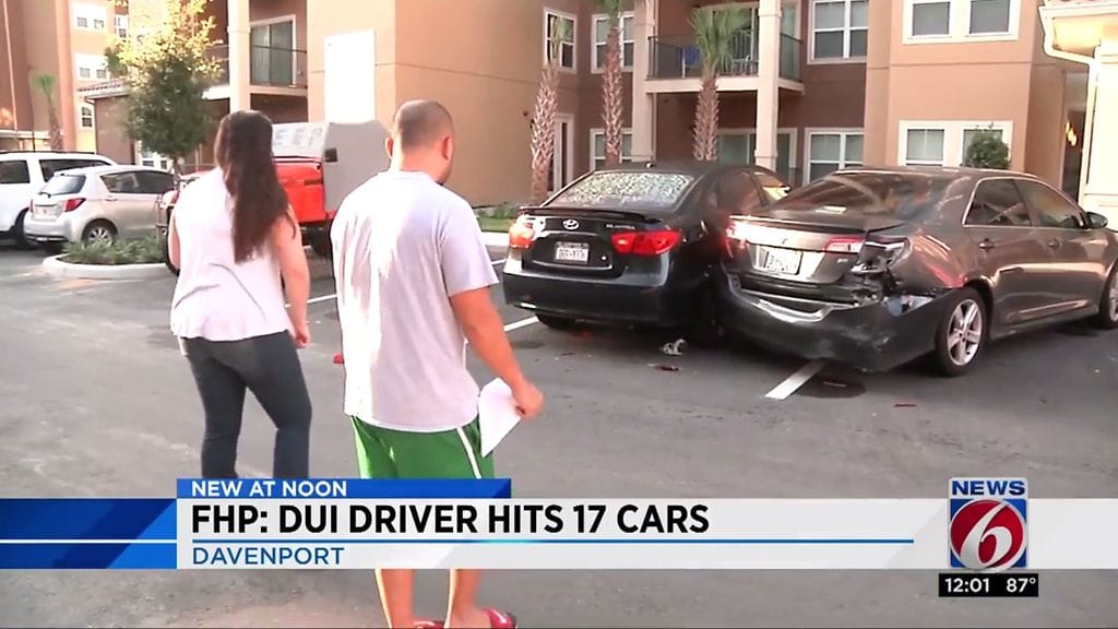 Kuvankaappaus News 6 -kanavan lähetyksestä. Kuvan henkilöt ovat kolhittujen autojen omistajia.