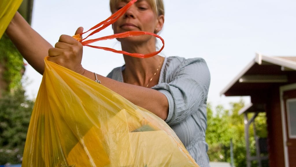 Kotona kannattaa välillä avata kaapit ja katsoa kriittisellä silmällä, mitä tavaroita todella tarvitsee.