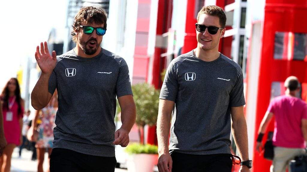Stoffel Vandoorne (oik.) jatkaa McLarenin leivissä. Miten käy tallitoveri Fernando Alonson?