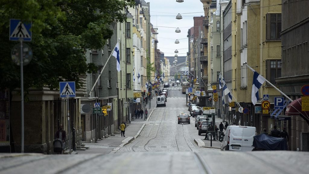 Poliisin takaa-ajama mies löydettiin lopulta Helsingin Fredrikinkadulla sijaitsevasta kahvilasta päihtyneen oloisena. Kuvassa hiljainen Fredrikinkatu 20. kesäkuuta 2015 kuvattuna.