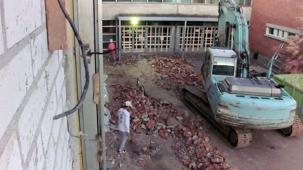 Poliisi kaipaa vihjeitä kuvassa esiintyvistä henkilöistä.