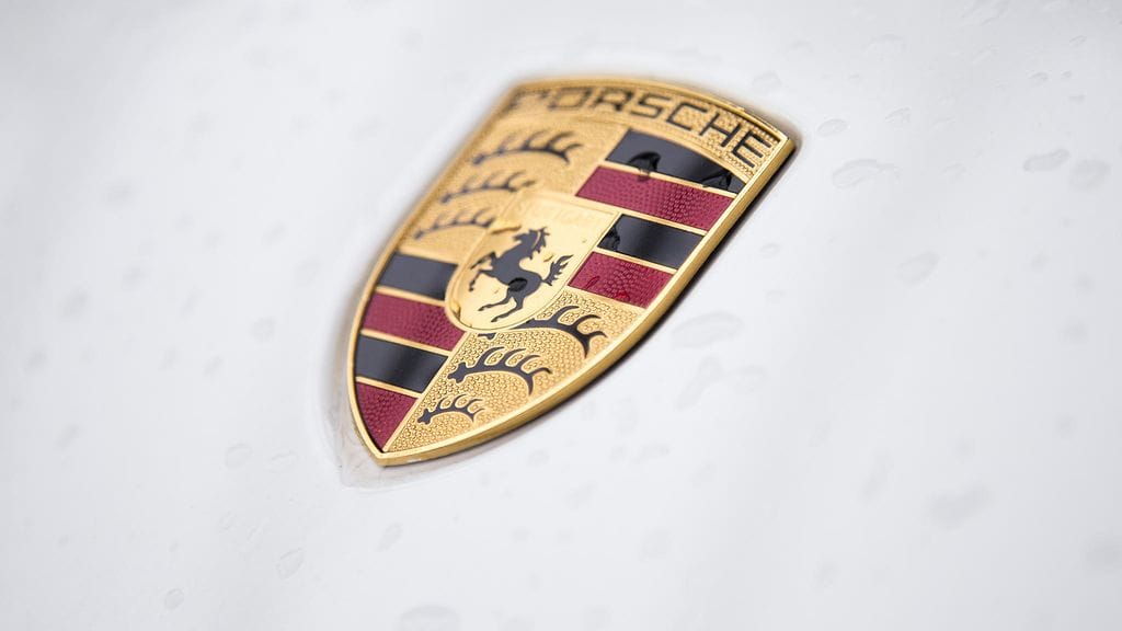 Yksi varkaiden matkaan lähteneestä autosta oli Porsche Cayman S. Kuvituskuvassa Porschen logo.