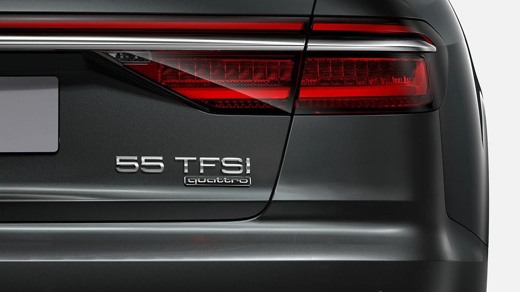 Kolmelitraisella bensakoneella varustettu A8 saa peppuunsa merkinnän 55 TFSI. Saman kokoinen dieselkone on merkinnältään 50 TDI.