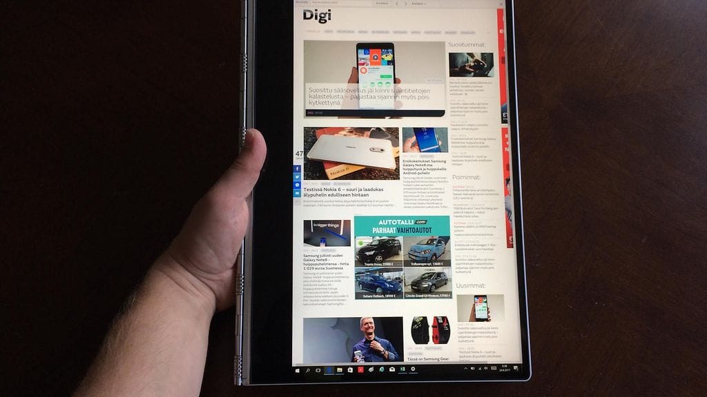 Lenovo Yoga 910:n kapeat kehykset mahdollistavat kompaktin koon, mutta tabletkäytössä ne ovat ongelmalliset kämmenen osuessa helposti kosketusnäytölle. Onneksi yksi reunoista on paksumpi mahdollistaen tukevan otteen.