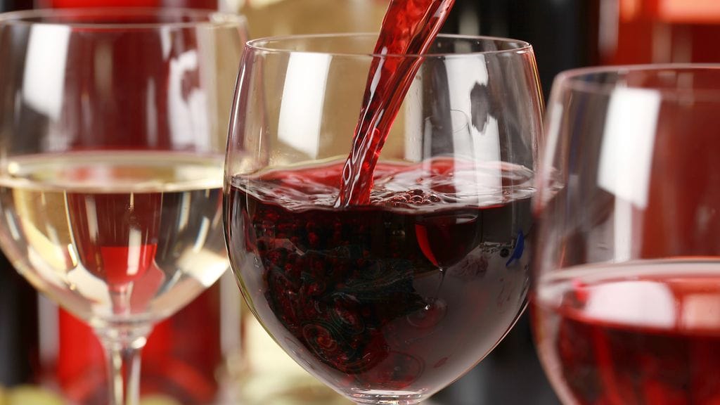 Viinien valikoimasta löytyy niin puna-, valko- kuin roseviiniä pulloista ja laatikoista.