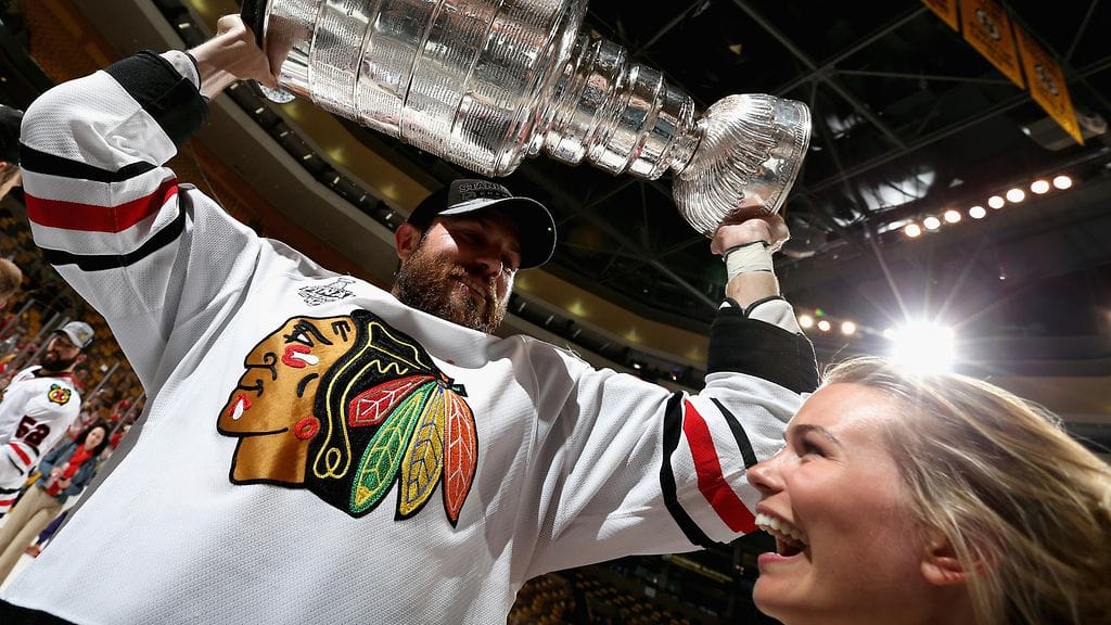 Viktor Stålberg nosteli Stanley Cupia vuonna 2013.