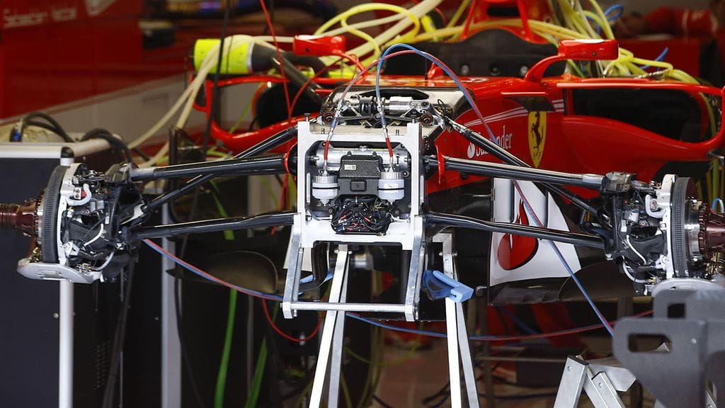 Ferrarin jousitus avattuna Belgian varikolla.