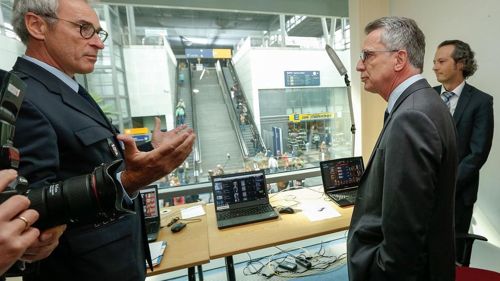 Saksan sisäministeri Thomas de Maizière tutustui uuteen ohjelmaan median kanssa. Kuva: Epa.