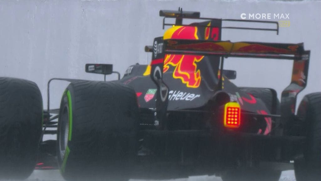 Daniel Ricciardo lähti harvojen joukossa radalle sateen alettua.