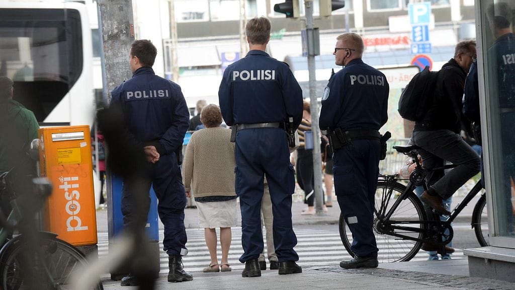 Poliiseja Turun Kauppatorin nurkalla perjantaina 25. elokuuta 2017. Turussa järjestetään perjantaina Ei meidän nimissämme - Turku rasismia vastaan -mielenosoitus sekä Suomi Ensin ryhmän mielenosoitus.