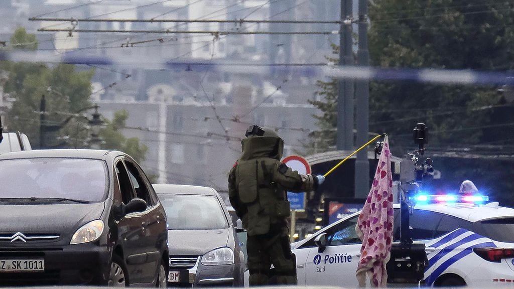 Belgian kriisikeskus on tiedottanut, että sotilaat taltuttivat hyökkääjän ja tilanne on hallinnassa.