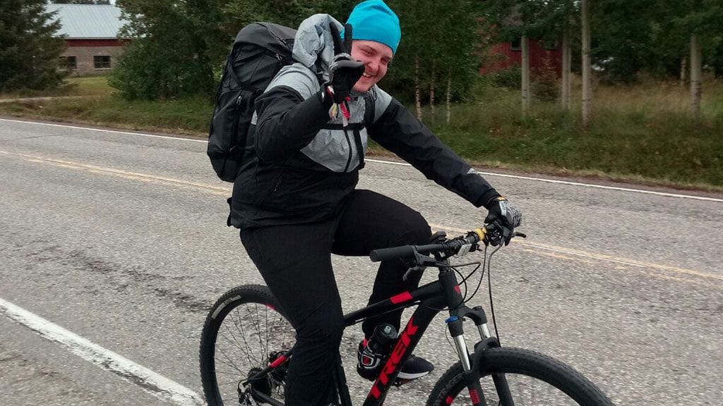 Joel Kangas lähti polkemaan kohti Helsinkiä tiistaina 22.8.2017 päähänpiston seurauksena. Helsingissä mies aikoo olla perillä 1.9.2017 mennessä. Pyöräilykypärän Kangas kävi ostamassa Rovaniemeltä.