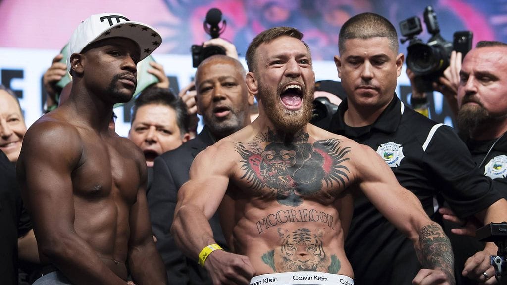 Floyd Mayweather ja Conor McGregor perjantain punnitustilaisuudessa Las Vegasissa.