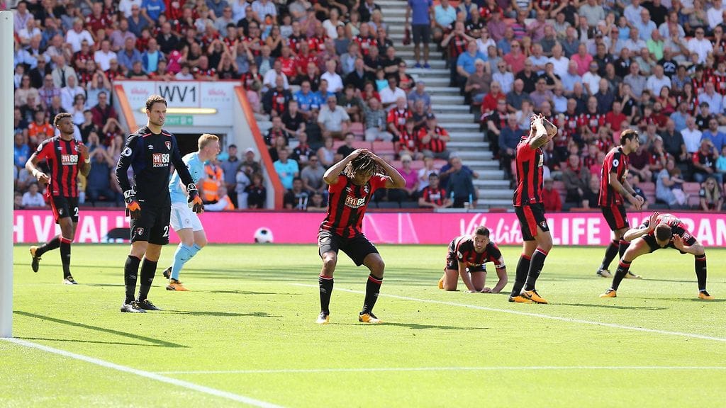 Bournemouthin pelaajat harmissaan Cityn voitto-osuman jälkeen.