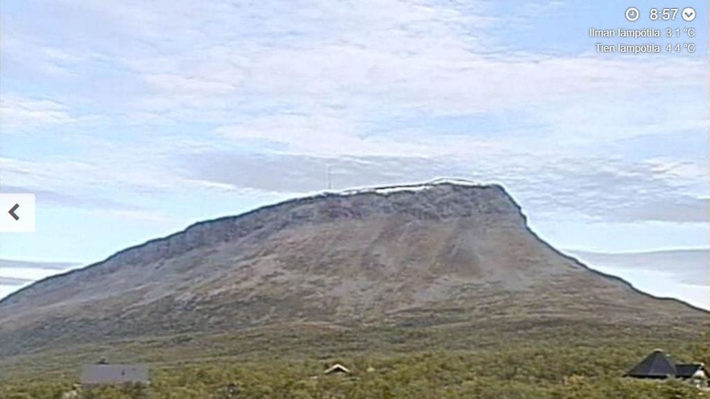 Liikenneviraston ylläpitämällä kelikameralla näkyy sunnuntaina aamulla aavistus lunta Saana-tunturin huipulla.