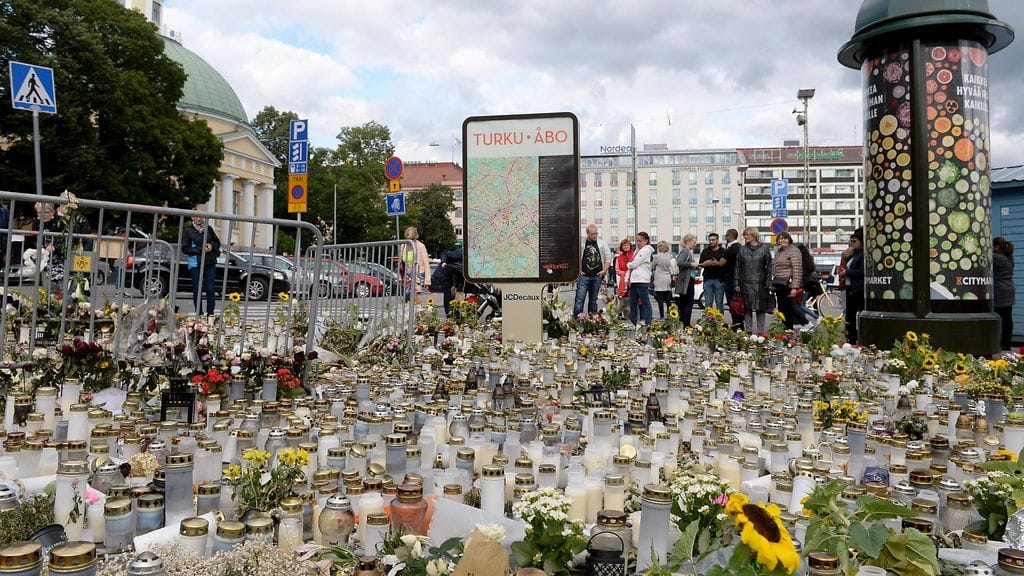 Muistokynttilöitä ja -kukkia puukotusten uhrien muistolle Turun kauppatorilla perjantaina 25. elokuuta 2017.