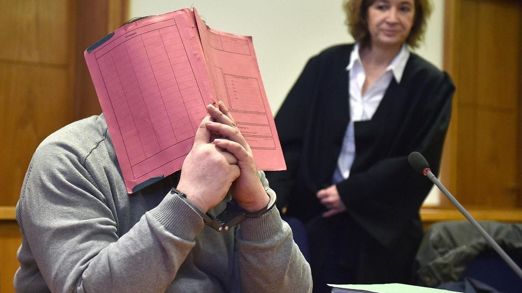 Högel kätki kasvonsa oikeudessa helmikuussa 2015.