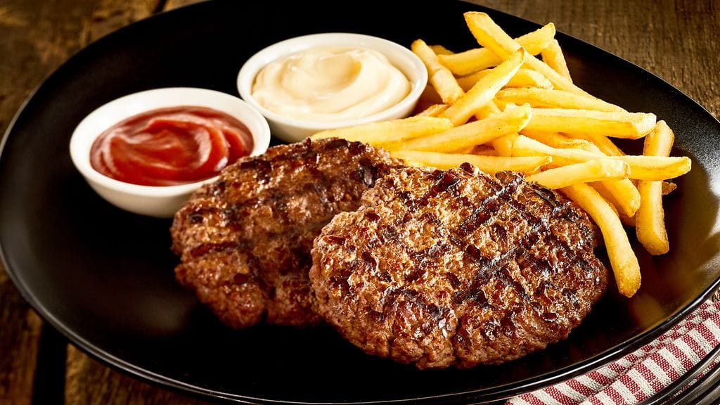 Jauhelihapihvit ja ranskalaiset näyttävät tavallisesti tältä, mutta juureksia hyödyntämällä ruoka saa paljon lisää väriä.