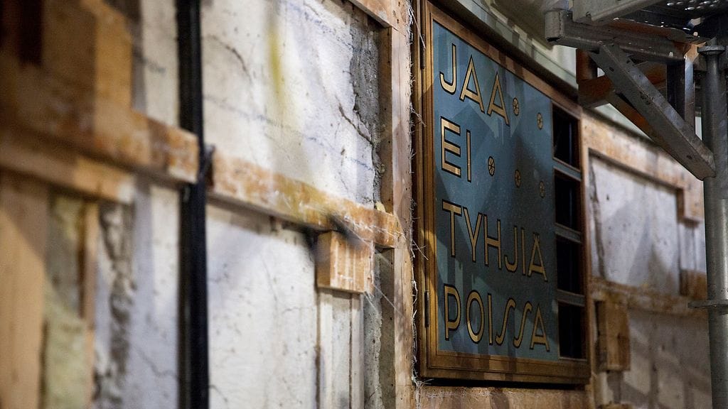 Eduskuntatalon peruskorjaustyömaata kuvattuna 17. elokuuta 2015. Istuntosali. Äänestystaulu.