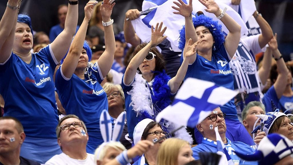 Suomen kannattajia lentopallon EM-kilpailuiden ottelussa Suomi-Serbia.