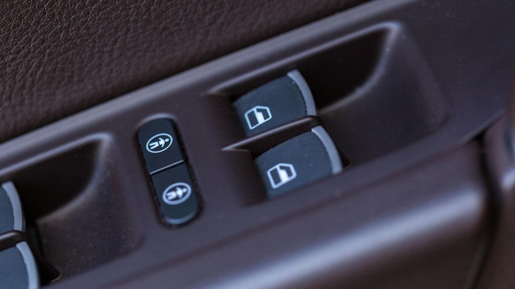 Autossa nukkunut poika oli osunut sähköikkunan nappeihin kohtalokkain seurauksin.