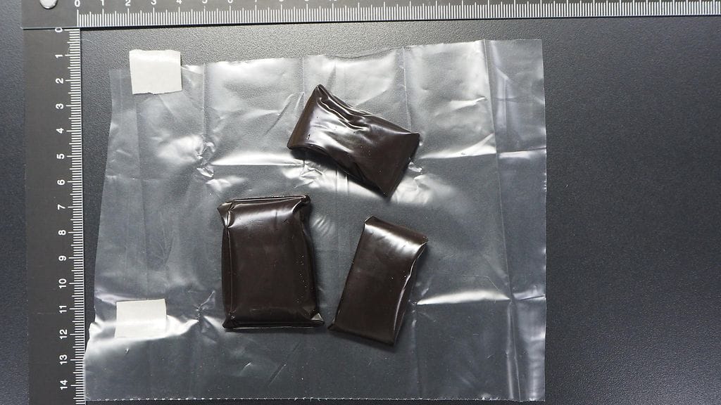 Poliisin kuvaa takavarikoidusta oopiumista.