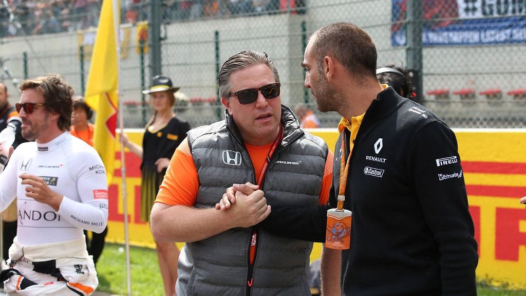 McLaren-pomo Zak Brown ja Cyril Abiteboul kättelivät sunnuntaina ennen Belgian GP:tä. Taustalla Fernando Alonso.