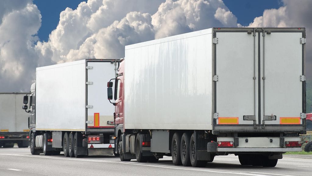 Kolmesta raskaasta ajoneuvosta muodostuvan ketjun turvallisuus puhuttaa.