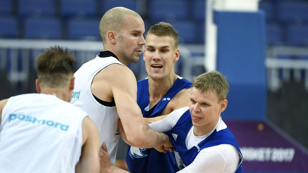 Carl Lindbom (kesk.) mahtui lopulliseen EM-joukkueeseen.