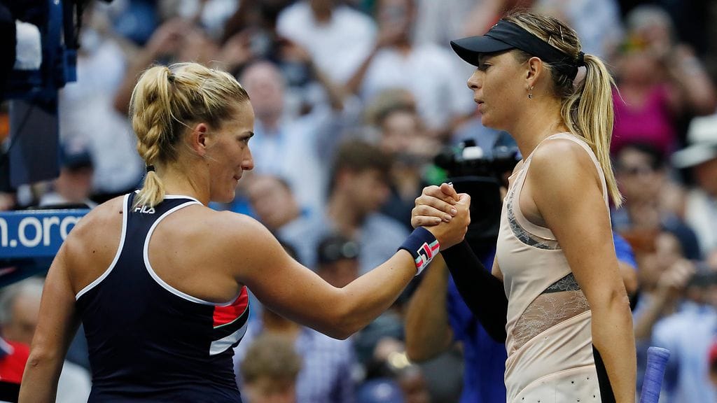 Maria Sharapova (oik.) kättelee vastustajaansa Timea Babosia ottelun jälkeen.