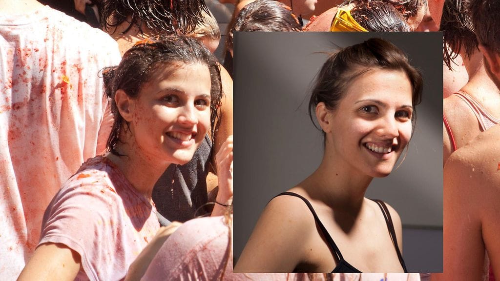 Kuvassa oikealla Eva Cassado ja vasemmalla tomaattifestivaaleilla kuvattu tyttö, jonka henkilöllisyys vihdoin paljastui. Kuva Cassadon Facebook-sivuilta.