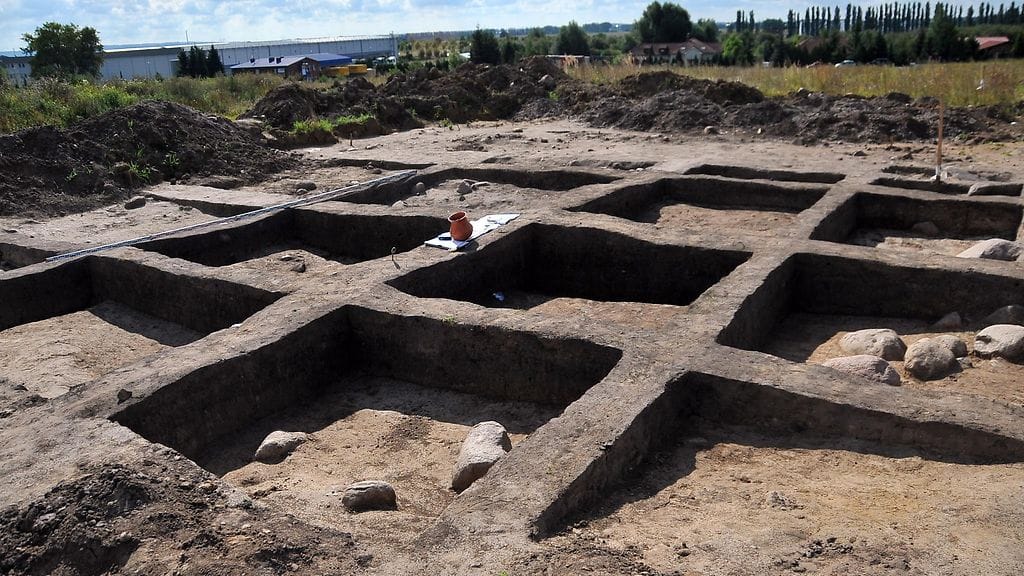 Arkeologisissa kaivauksissa on tehty löytö Puolassa.  Maasta löytyi noin 7000 vuotta sitten rakennettu neoliittinen viljelylaitos. Kokoa löydöllä on noin 160 neliömetriä, ja se onkin yksi suurimmista löydöistä alueella.