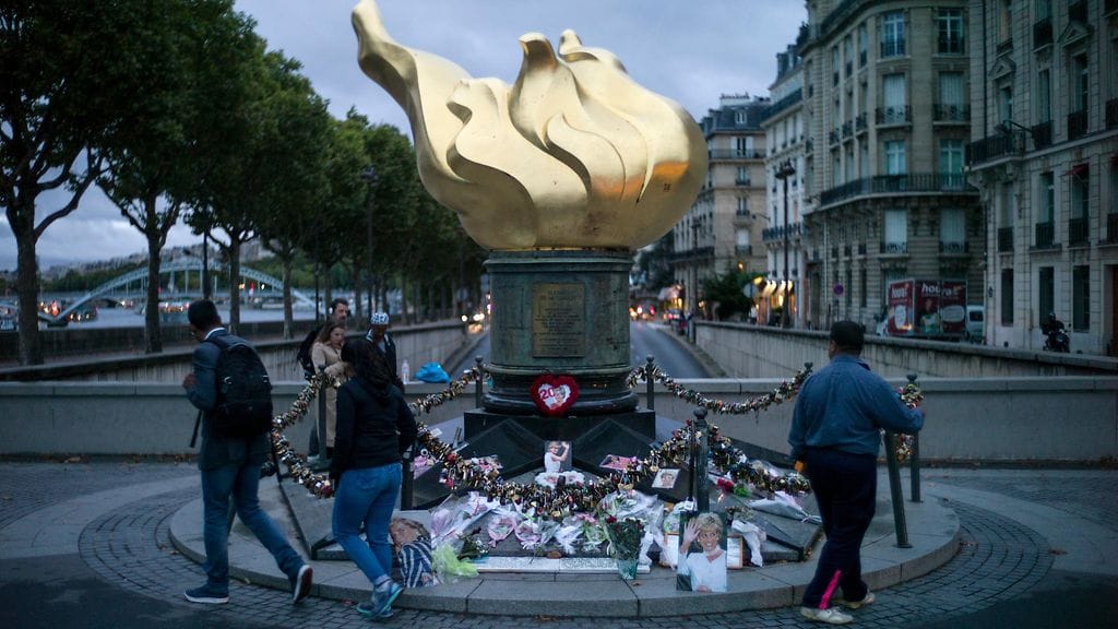 Dianaa muistetaan Pariisissa 1