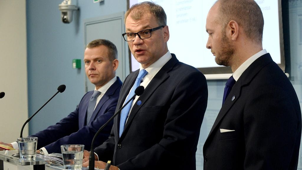 Petteri Orpo, Juha Sipilä ja Sampo Terho käyvät mallit läpi ja pohtivat uudistusta illalla.