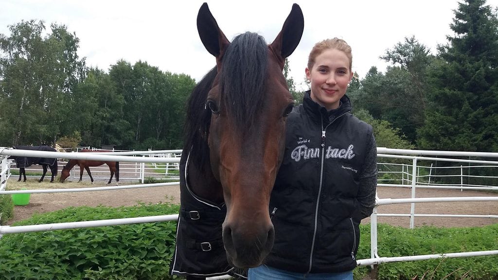 Hanna Lepistö opastaa työkseen aloittelijoita raviurheilun saloihin Vermon ravikoulussa. Vapaa-aika kuluu One Directionin ja sen tallikaveiden valmentamiseen.