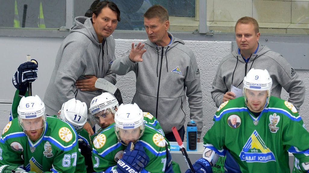 Erkka Westerlund (kesk.) Ufan penkin takana apuvalmentajiensa Nikolai Tsulyginin ja Tomi Lämsän kanssa.